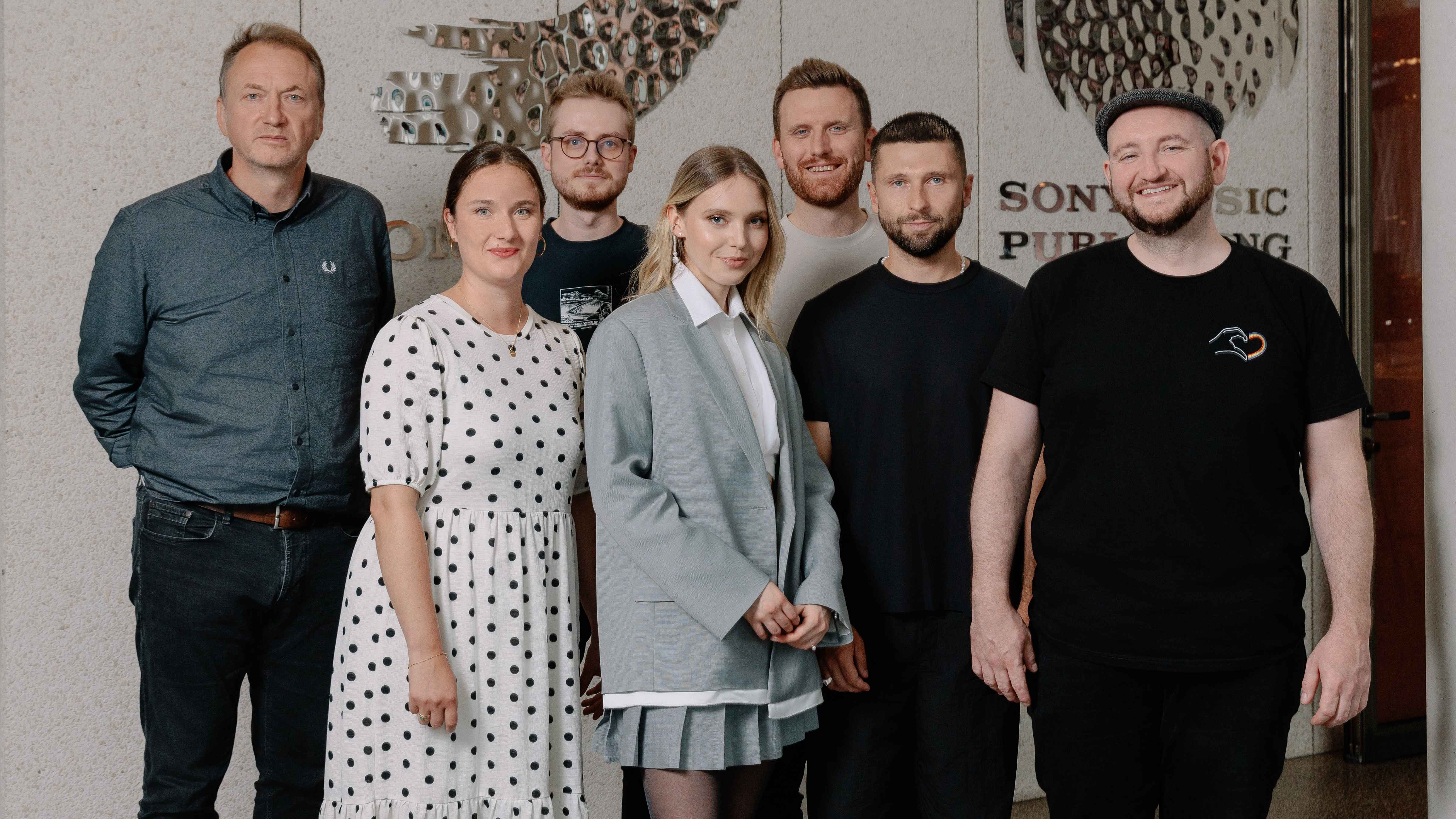 Arbeiten am 2025 erscheinenden Album: Markus Hartmann (VP), Corinna Bezold (Senior Product Manager), Marius Gröh (A&R Manager, beide Ariola/Hansa), Lina, Stefan Janetzky (Head of A&R Ariol...