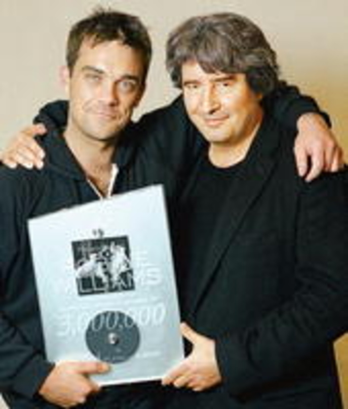 Ausgezeichnet: Robbie Wiliams mit Jean-François Cecillon (r.)