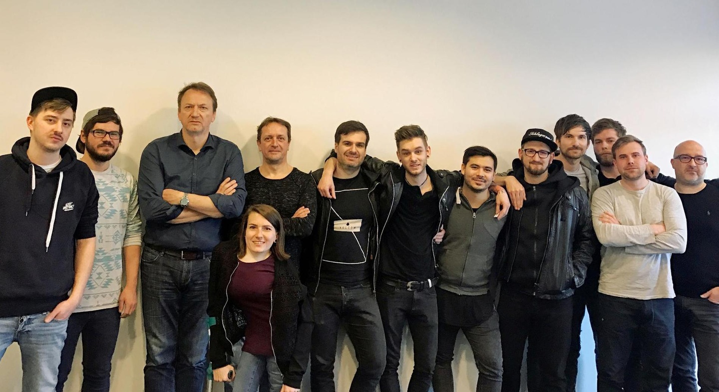Bei der Vertragsunterzeichnung (von links): Aurel Spieth (Management & Booking Extratours), Basti Völler (Product Manager Music Label Starwatch), Markus Hartmann (COO & Director Music Star...