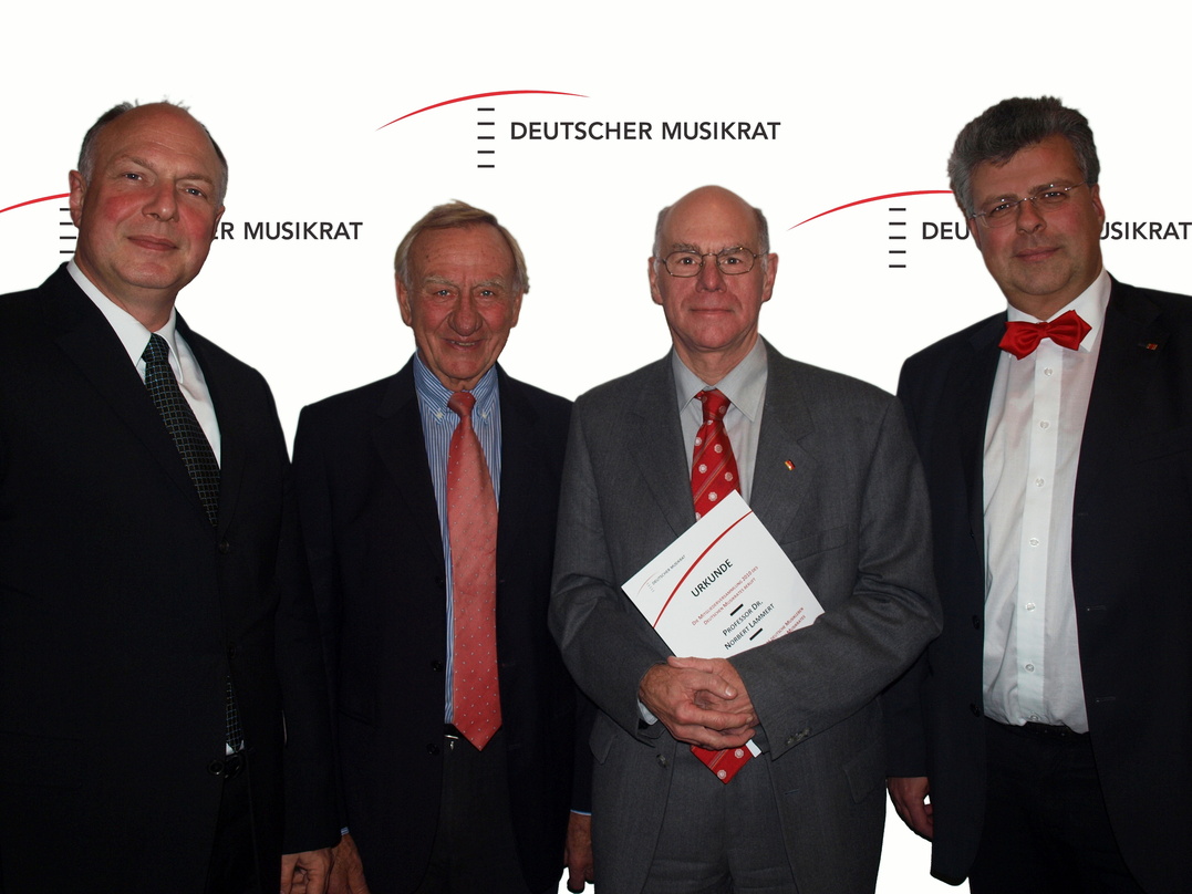 Nach der Ehrung (v.l.n.r.): Prof. Martin Maria Krüger (Präsident des Deutschen Musikrates), Prof. Dr. Franz Müller-Heuser (Ehrenpräsident des Deutschen Musikrates), Prof. Dr. Norbert Lamme...