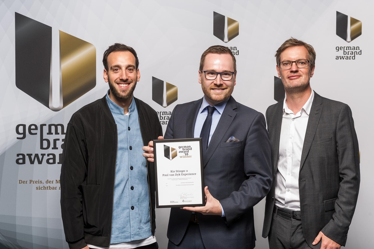 Bei der Preisübergabe (von links): Itamar Marom (Junior Creative Manager Brands Live Licensing Sony Music Germany), Benjamin Schrenner (Senior Manager National Marketing Kia Motors Deutsch...