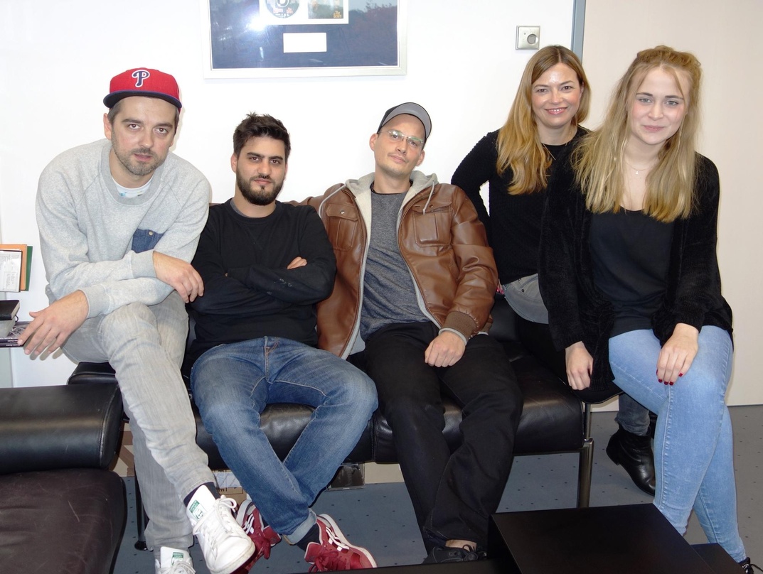 Arbeiten künftig im Verlagsbereich zusammen (von links): Lukas Pizon (Senior Manager A&R & Creative), Aksel Picker (A&R Manager), MecsTreem, Karina Poche (Director Business & Legal Affairs...