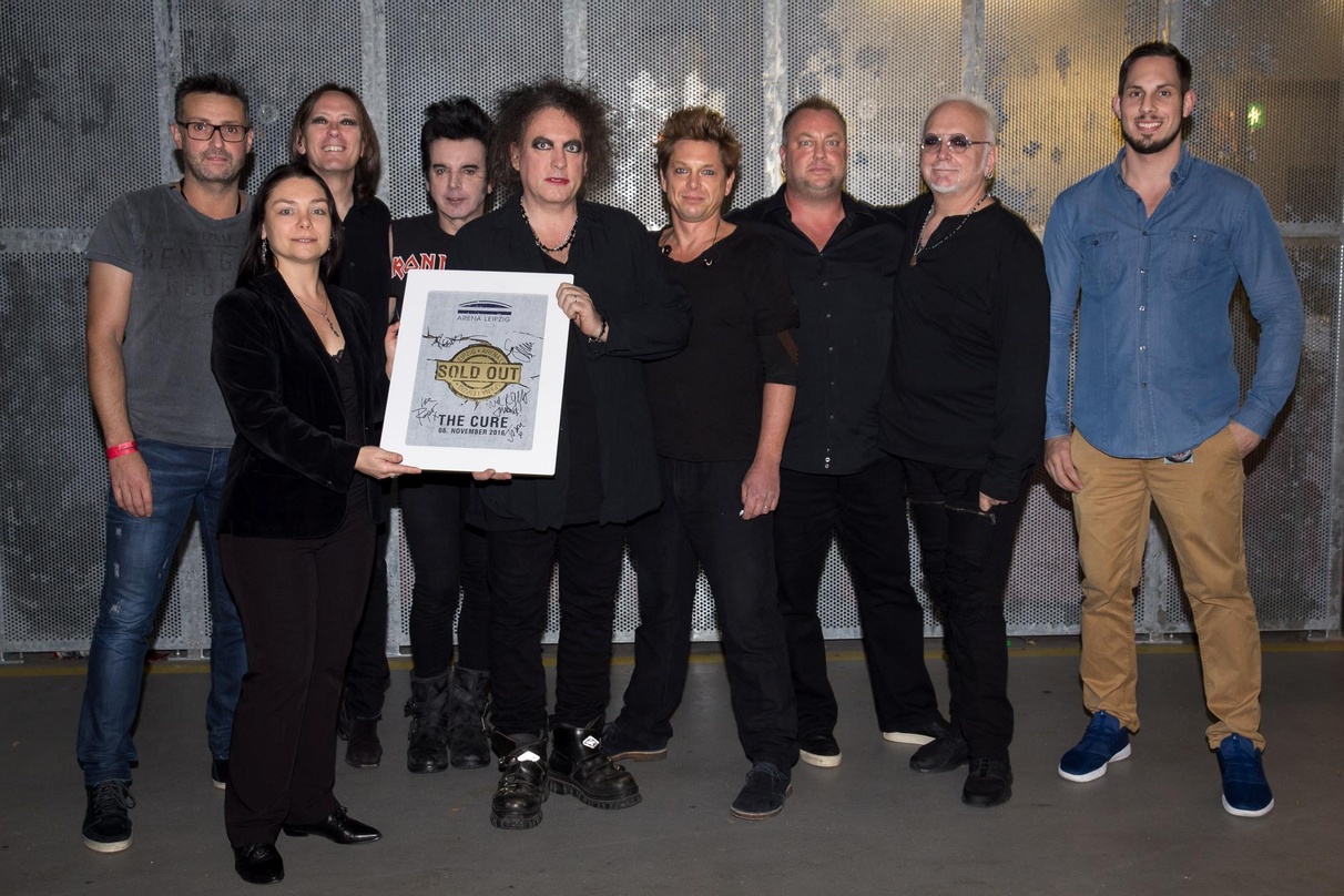 Bei der Verleihung (von links): Rodney Aust (Bernd Aust KulturManagement), Iris Rackwitz (Arena Leipzig), Roger O`Donell, Simon Gallup, Robert Smith, Jason Cooper (alle The Cure), Mike Sch...