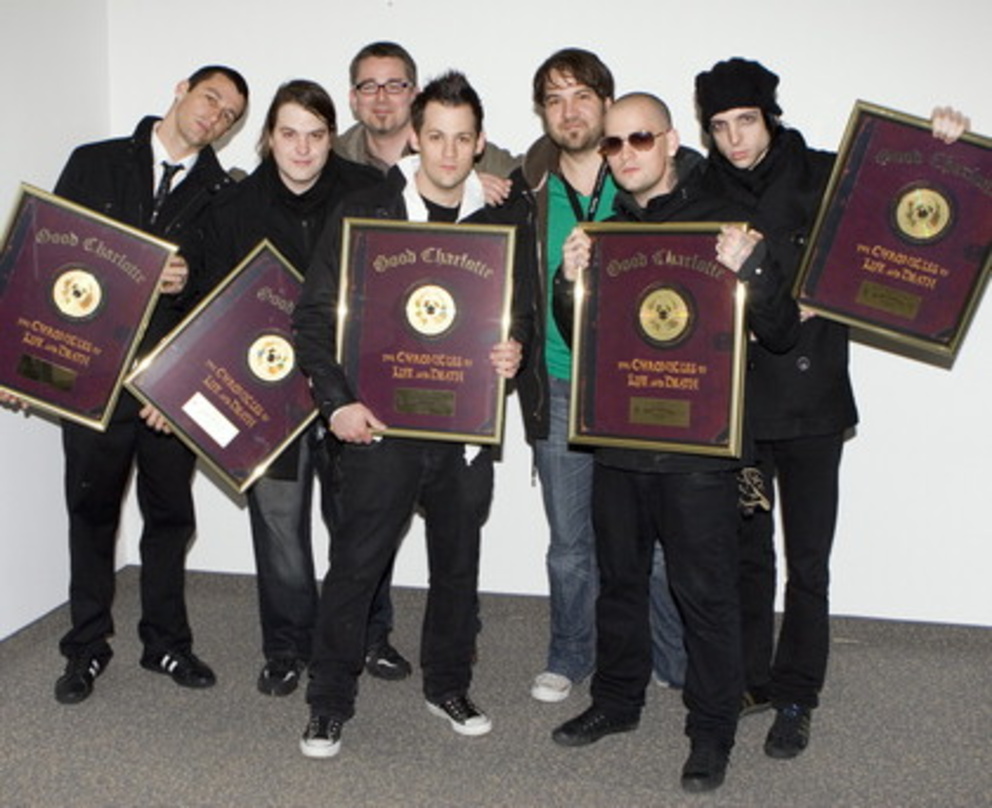 Stehen mit Sony BMG voll hinter Good Charlotte: Mathias Blühdorn (hinten, l.) und Daniel Kamps (hinten, r.)||Feierten in Berlin (v. l.): Dean Butterworth, Paul Thomas (beide Good Charlotte...