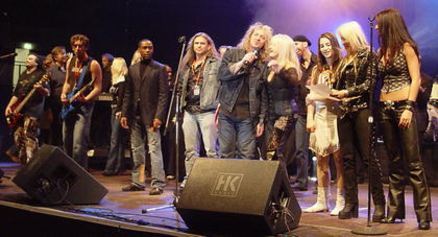 Vereint für die gute Sache: die Künstler von "Rock For Asia"