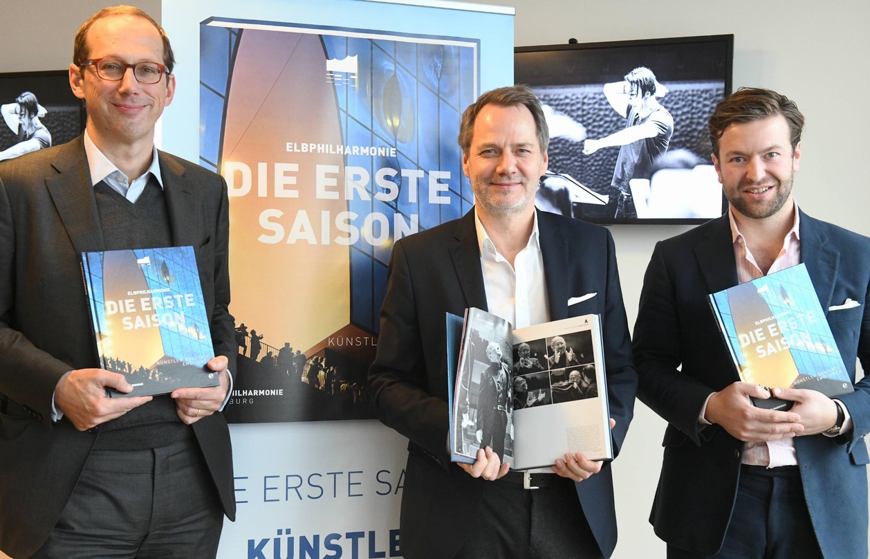 Bei der Buchpräsentation und Pressekonferenz (von links): Christoph Lieben-Seutter (Generalintendant Elbphilharmonie & Laeiszhalle), Stefan Weikert (Verlagsleiter Edel Books) und Jonas Hae...