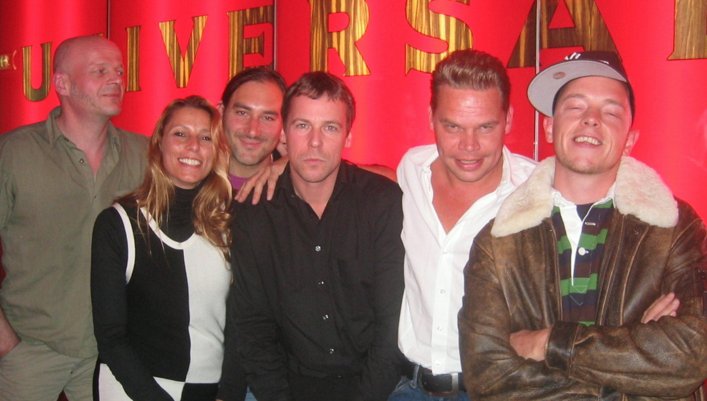 Verlängert: Das Universal-Team mit Jan Delay (r.)||Verlängern mit dem Chefstyler (v.l.n.r.): Andreas Därmann (Product Manager), Ingrid Rothe (Director Business & Legal Affairs), Daniel Lie...