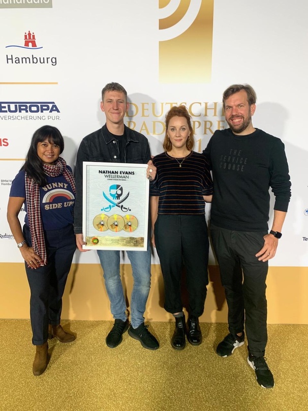 Bei der Gold-Verleihung (von links): Jannette Agregado (Manager PR, Radio Universal Music), Nathan Evans, Svenja Bartmus (Produktmanagerin Universal Music) und Jens Winkelmann (Director Ma...
