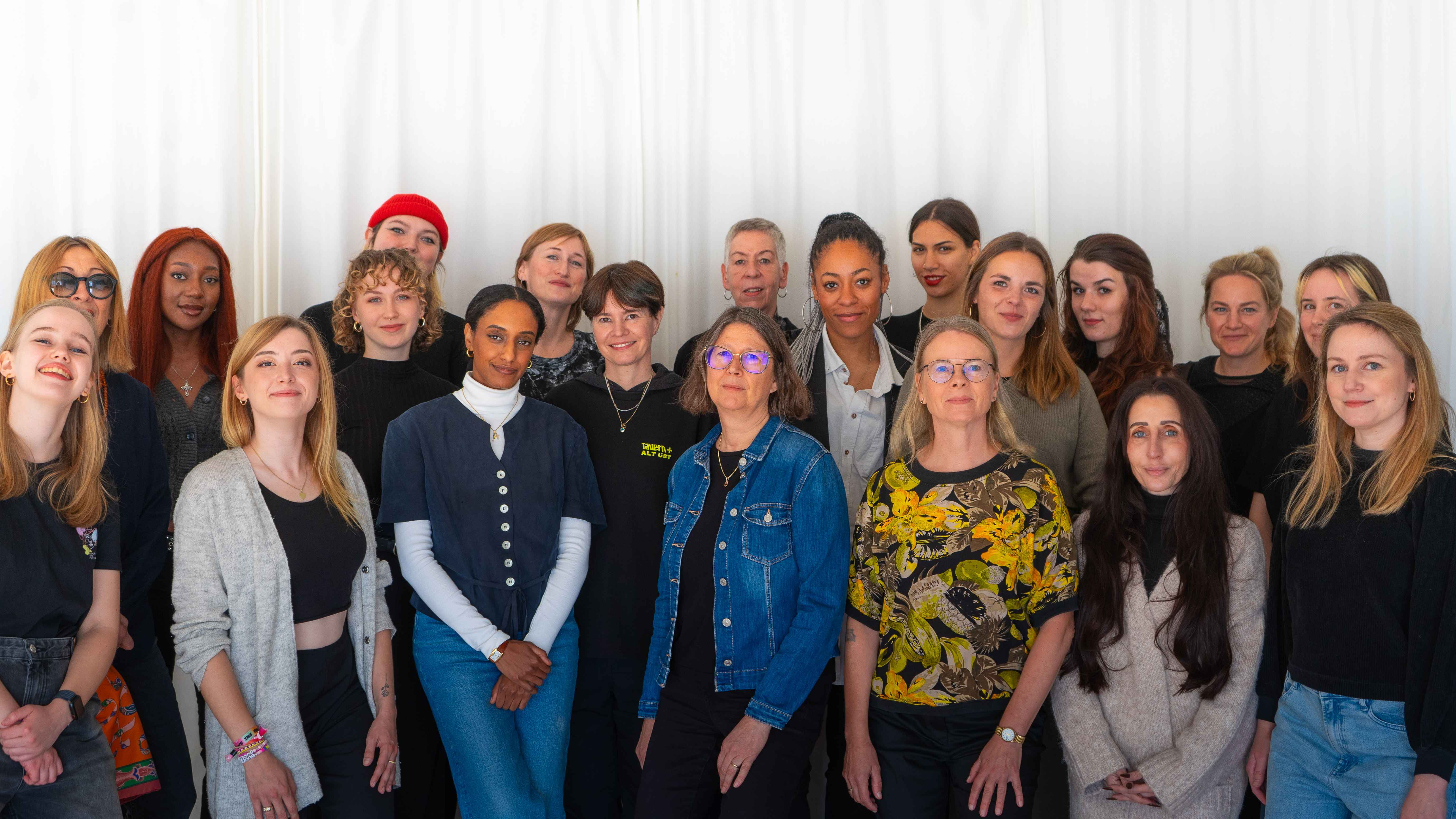 Sind 2024/2025 bei MEWEM dabei (hinten, von links): Gudrun Gut, Mirela Raice, Lea David, Clara Hellmer, Ina Schulz, Yeşim Duman, Birgit Heuzeroth, Diana Ezerex, Manel Sophia Bedhief, Sophi...
