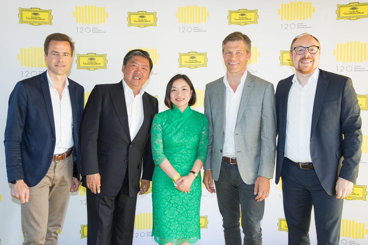 Präsentierten am 11. Juni am Berliner Holzmarkt erste Details zur Jubiläumskampagne DG120 (von links): Philipp Justus (Vice President Central Europe Google), Dirigent Long Yu, Fedina Zhou ...