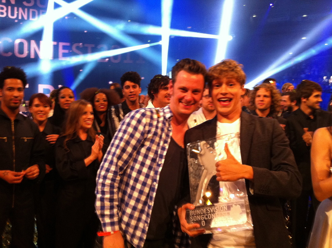 In der Stunde des Triumphs beim Bundesvision Song Contest: Tim Bendzko (r.) mit seinem Manager Konrad Sommermeyer