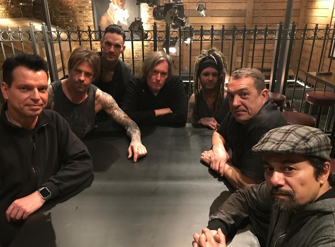 Besiegelten die Zusammenarbeit (von links): Gero Herrde (A&R Oblivion/SPV GmbH), Rob Holliday, Andy Spillane, Steve Monti, Davey Bennet (alle Sulpher), Henk Hakker (Black Mob Management) u...