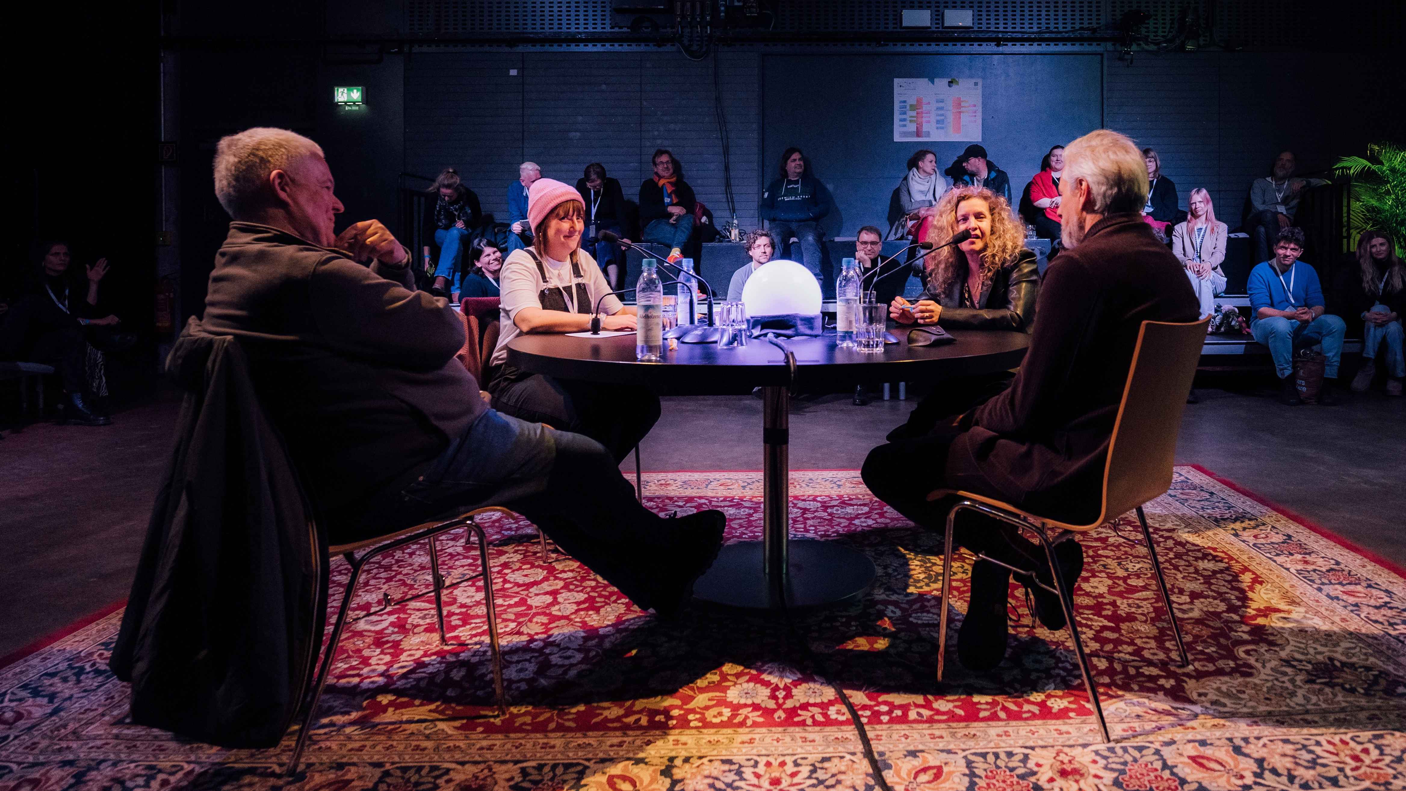 Sprachen in einem Panel, das wohl zu den am sehnlichsten erwarteten des Freitags gehörte (von links): Berthold Seliger (Konzertagent, Tourneeveranstalter, Publizist), Moderatorin Franziska...