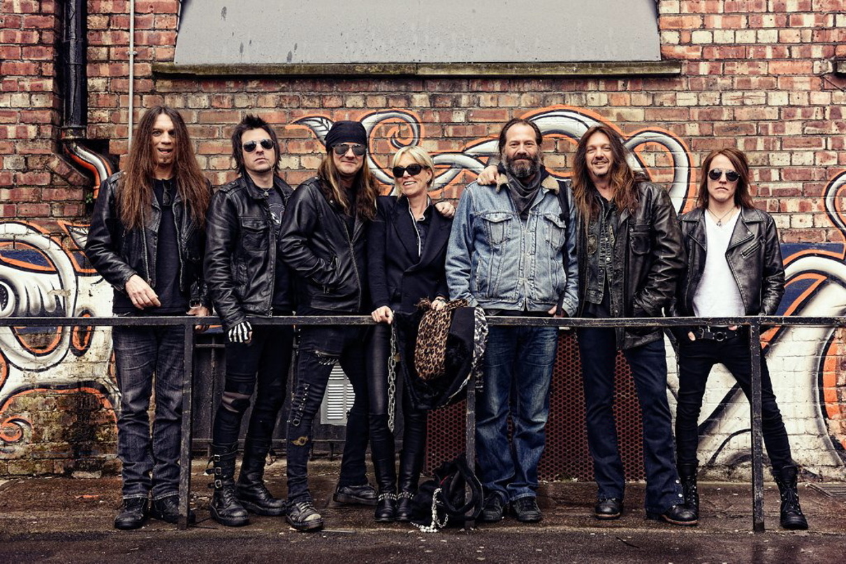 Hoffen auf starken Anklang der "United World Rebellion" (von links): Scotti Hill, Rachel Bolan und Johnny Solinger von Skid Row, Ute Kromrey (promotör), Jay Lansford (UDR) und die Bandmitg...