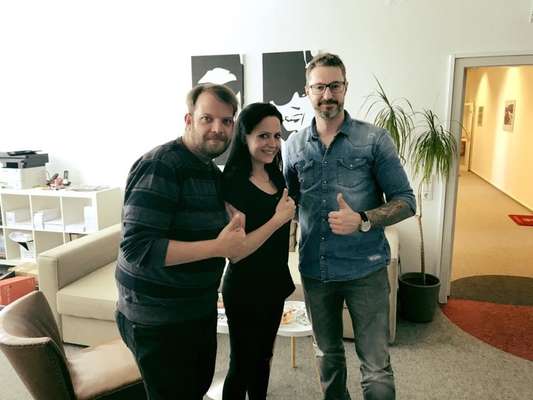 Bei der Vertragsunterzeichnung (von links): Nils Schelm und Bine Vogel (beide Bandgeschwister) mit Michael Wendt (Henssler-Mucke)