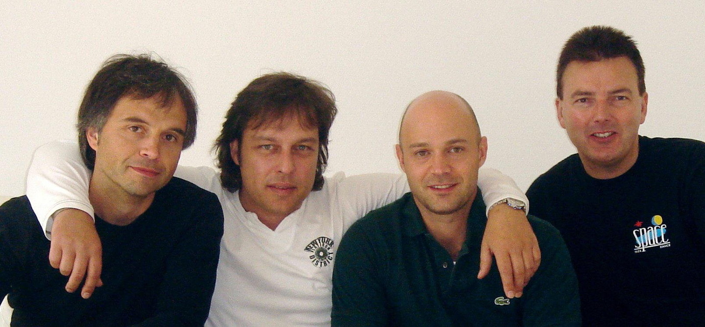 Schlossen einen Verlagsvertrag (v.l.n.r.): Anwalt Olaf Meinking, David Brandes, Patrick Strauch und Gary Jones (Icezone)