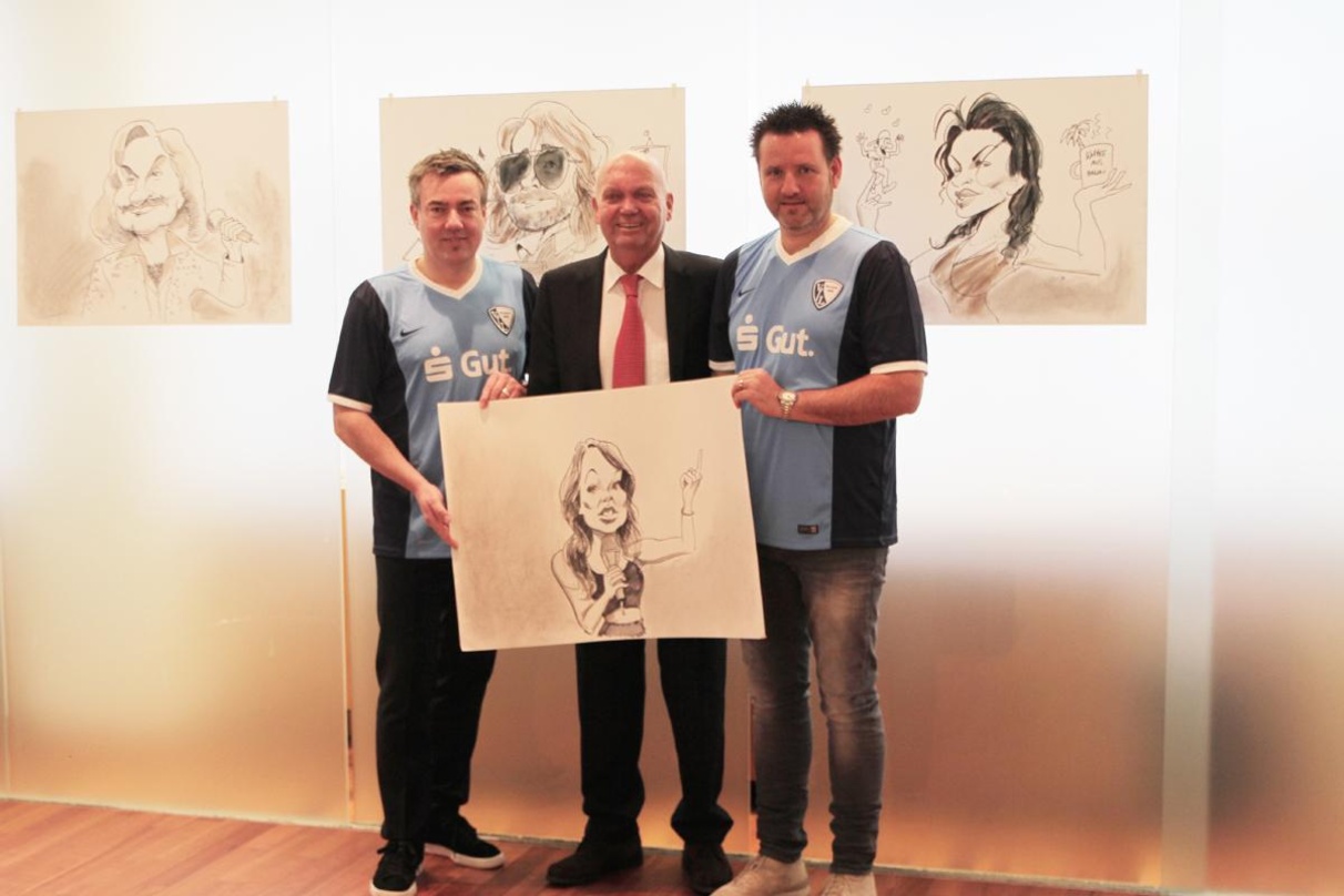 Präsentierten in besonderer Form die ZfR-Künstler: (von links) Lukas Rüger (Initiative ZfR), Volker Goldmann (Vorstandsvorsitzender der Sparkasse Bochum) und Björn Gralla (Initiative ZfR)