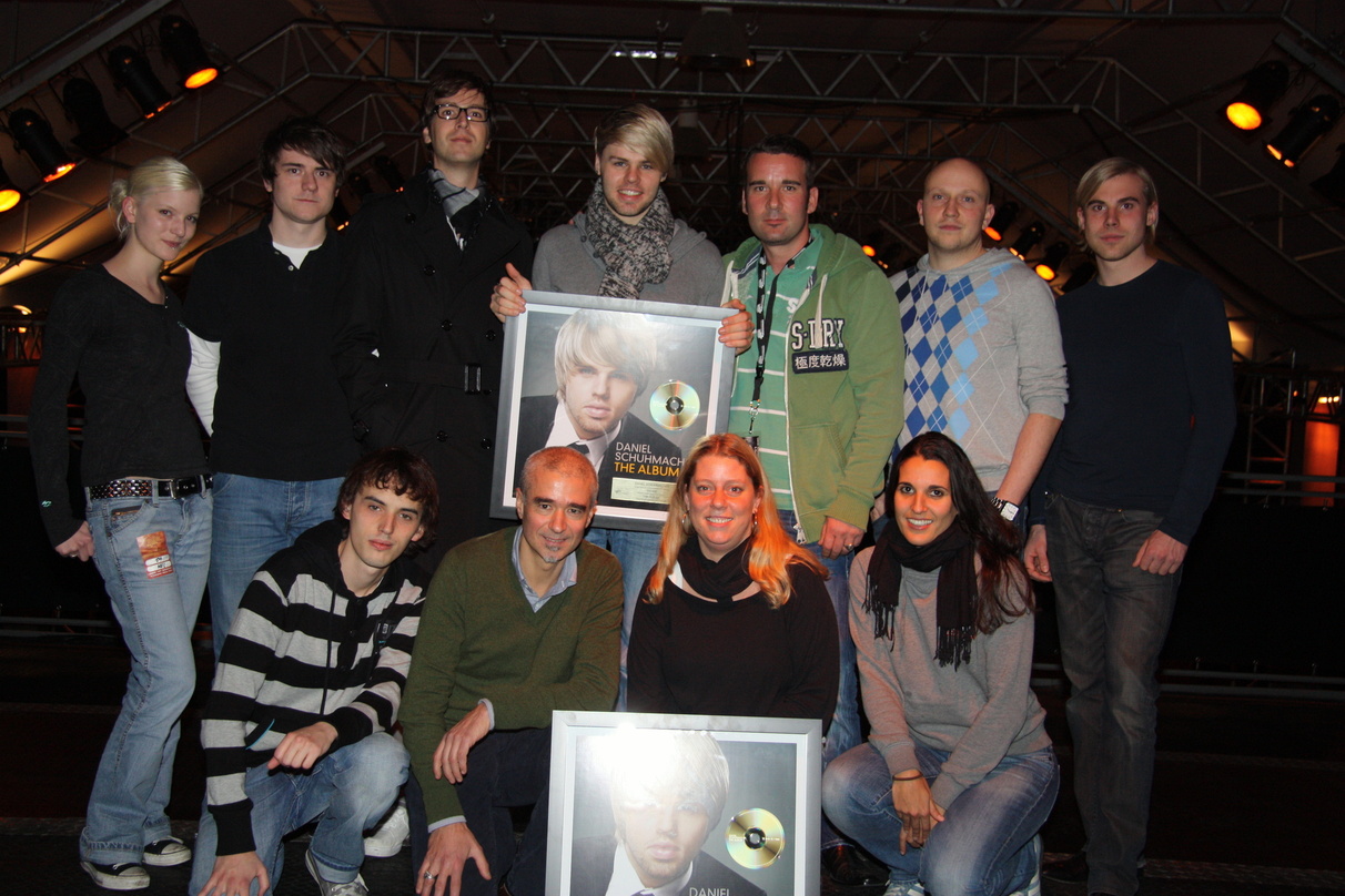 Bei der Verleihung: Daniel Schuhmacher und sein Team um Willy Ehmann (vorn, 2.v.l.) und Manager Volker Neumüller (hinten, 3.v.r.)||Bei der Verleihung (hinten, v.l.n.r.): Lisa Affenzeller (...