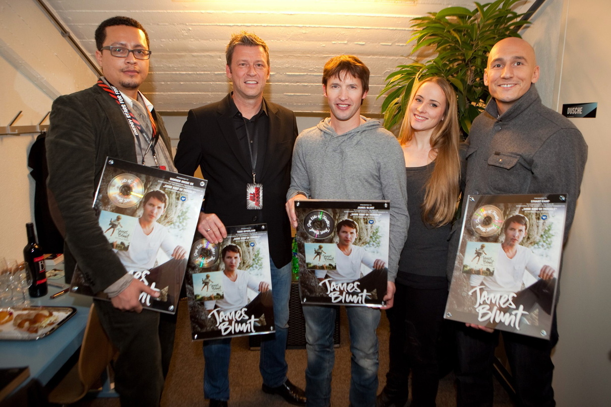 Bei der Platinverleihung (v.l.n.r.): Marcus van Lier, Ralf Brachat, James Blunt, Irina Sterchi und Lukas Wyniger