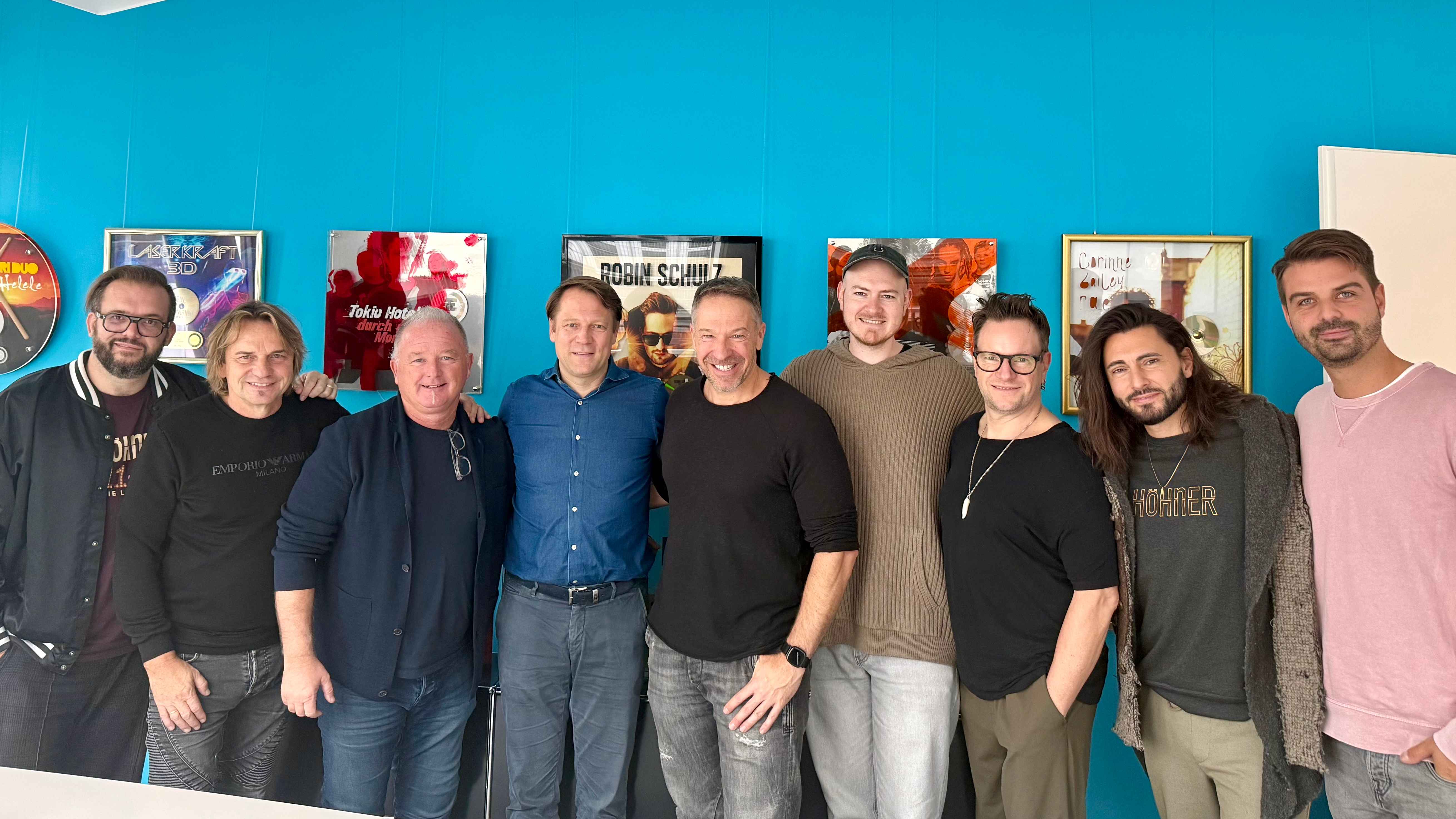 Bei der Vertragsunterzeichnung (von links): Freddi Lubitz-Ragland, Jens Streifling, Micki Schläger (alle Höhner), Christian Baierle (Managing Director Roba Music Publishing), Patrick Lück ...