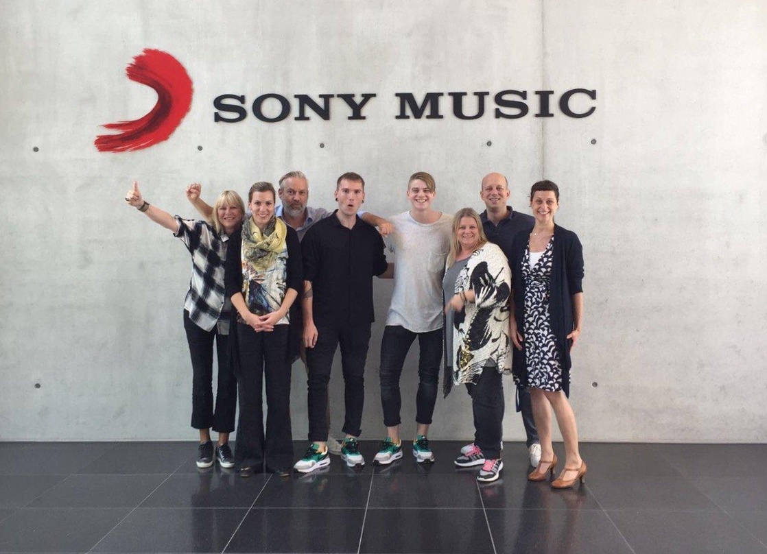 Ein Schweizer Signing für die Münchner Ariola (von links): Astrid von der Haegen (Stargarage Management), Anne Spille (Director Marketing Ariola Sony Music), Giacomo La Tragna (TV-Promotio...