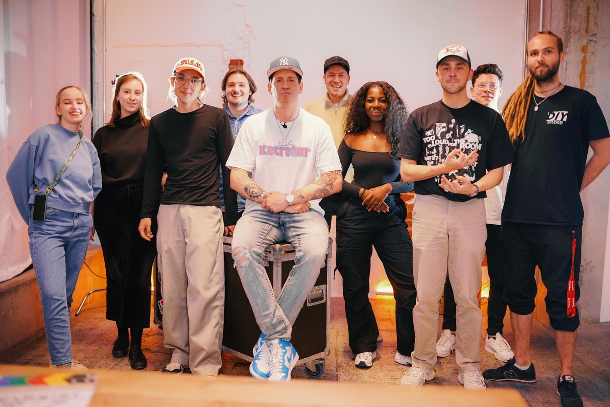 Legen sich ins Zeug für TuneCore Unlimited: Money Boy (4. von links) und die Macher*innen der Kampagne