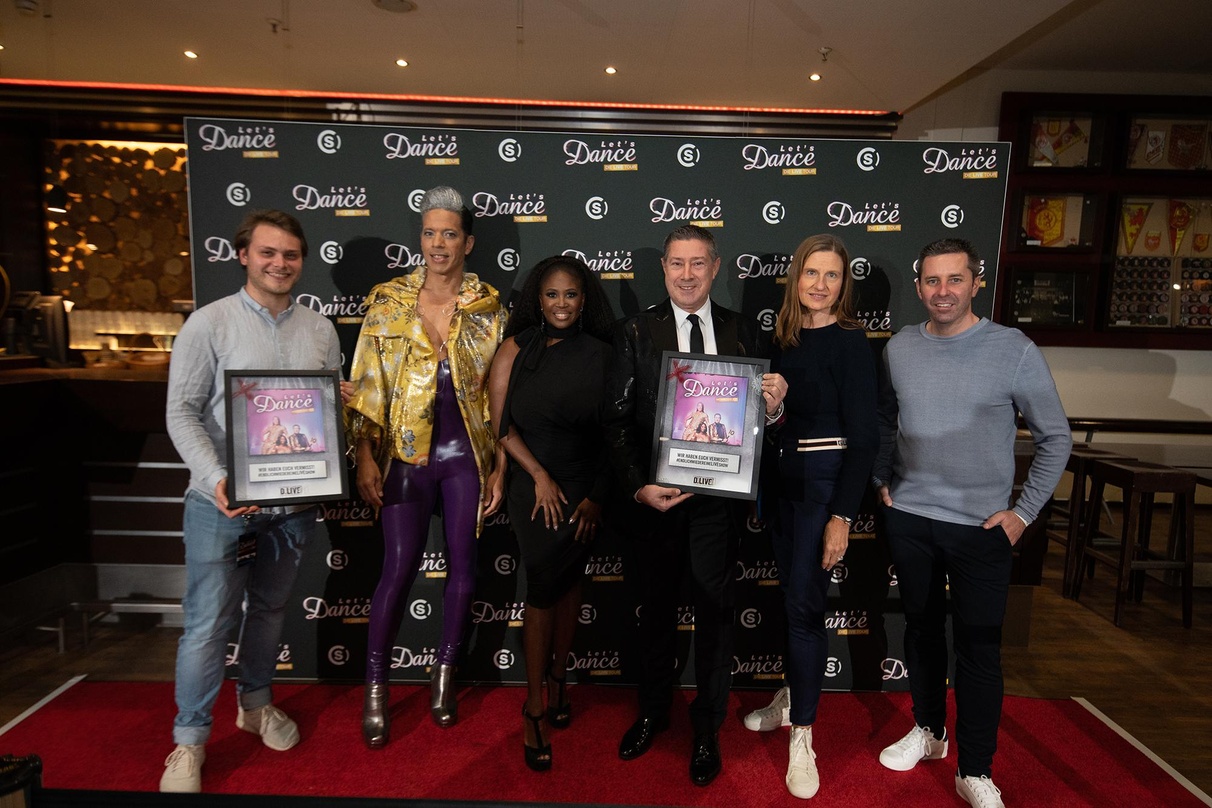 Bei der Preisverleihung (von links): Sebastian Klose (Semmel Concerts), die Juroren Jorge Gonzáles, Motsi Mabuse und Joachim Llambi sowie Andrea Fischer (Semmel Concerts) und Gregor Eßer (...