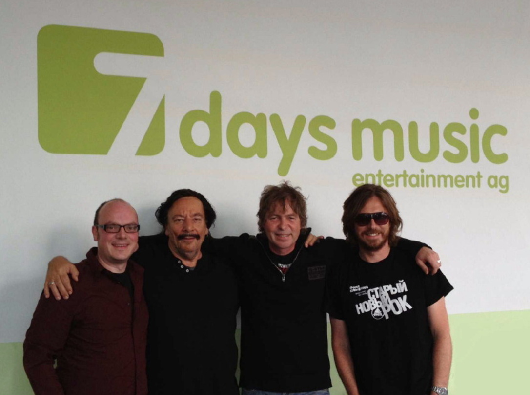 Frischen ihre Zusammenarbeit auf: Fools Garden und Klaus Munzert (zweiter von links) von 7days music