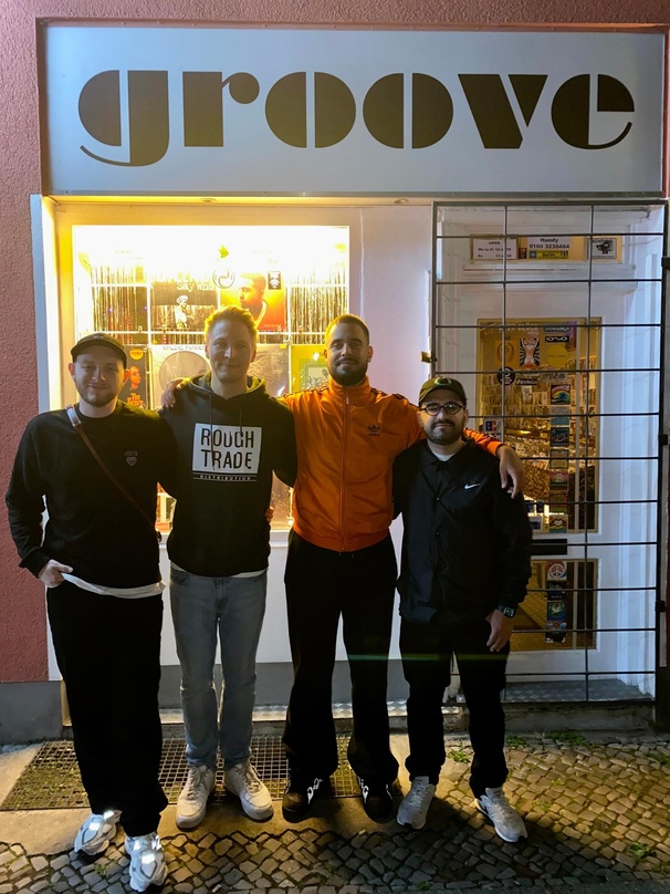 Besiegelten die Zusammenarbeit (von links) Michael Simon, Lasse Exner (beide Groove Attack), Souly und Pietro Damiani (Manager von Souly)