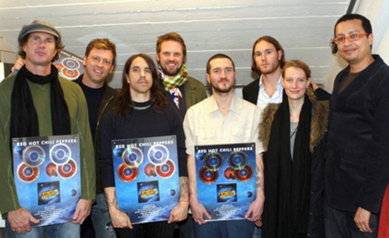 Platin für "Stadium Arcadium": die Red Hot Chili Peppers und das Warner-Team||Feiern Verkaufserfolge in der Schweiz (hinten, v.l.n.r.): Ralf Brachat (Sales Manager Warner Music), Oliver Ro...