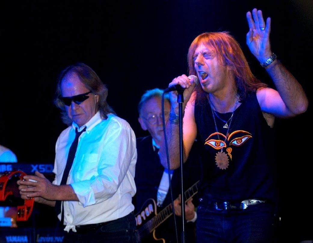 Standen einst gemeinsam auf der Bühne (von links): Phil May und Dick Taylor von den Pretty Things mit ihrem Veranstalter Peter Harasim