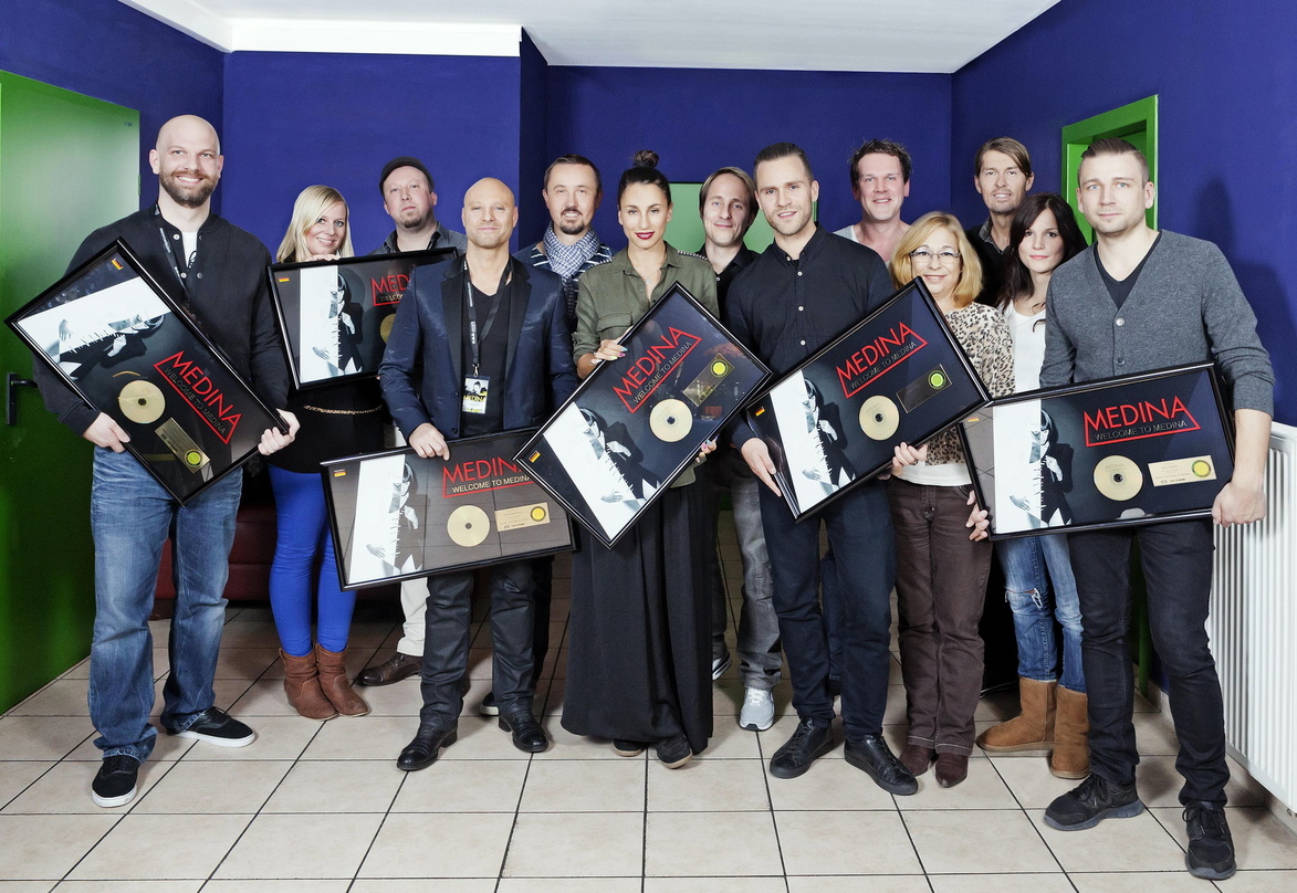 Bei der Gold-Verleihung (von links): Jeppe Federspiel, Sabine Wittern, Christoph Panke, Thomas Børresen, Henrik Guemoes, Medina, Meiko Reißmann, Rasmus Stabell, Uli Mücke, Moni Zöller, Mar...