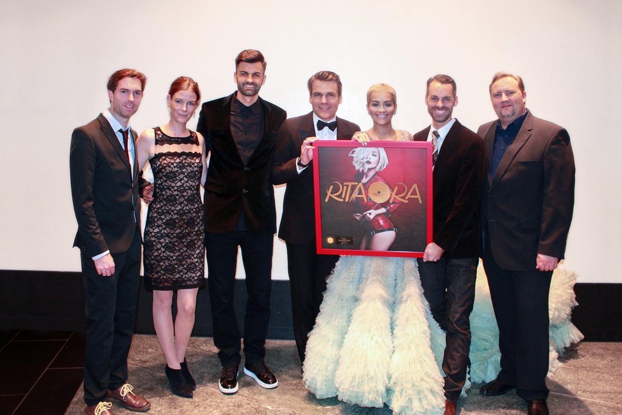 Bei der Goldübergabe im Umfeld der Bambi-Gala (von links): Florian Gahm (Social Media Manager Sony Music International), Vivian Hauner (Head of TV Promotion Sony Music International), Kris...