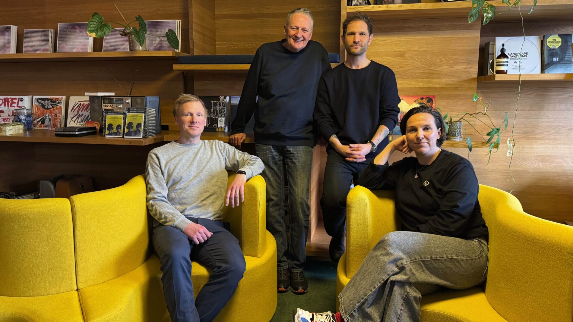 Haben die neue Vertriebspartnerschaft besiegelt (von links): Vertriebsleiter Sebastian Stralucke und Geschäftsführer Stefan Vogelmann (beide Broken Silence) mit CEO und Gründer Johann Sche...