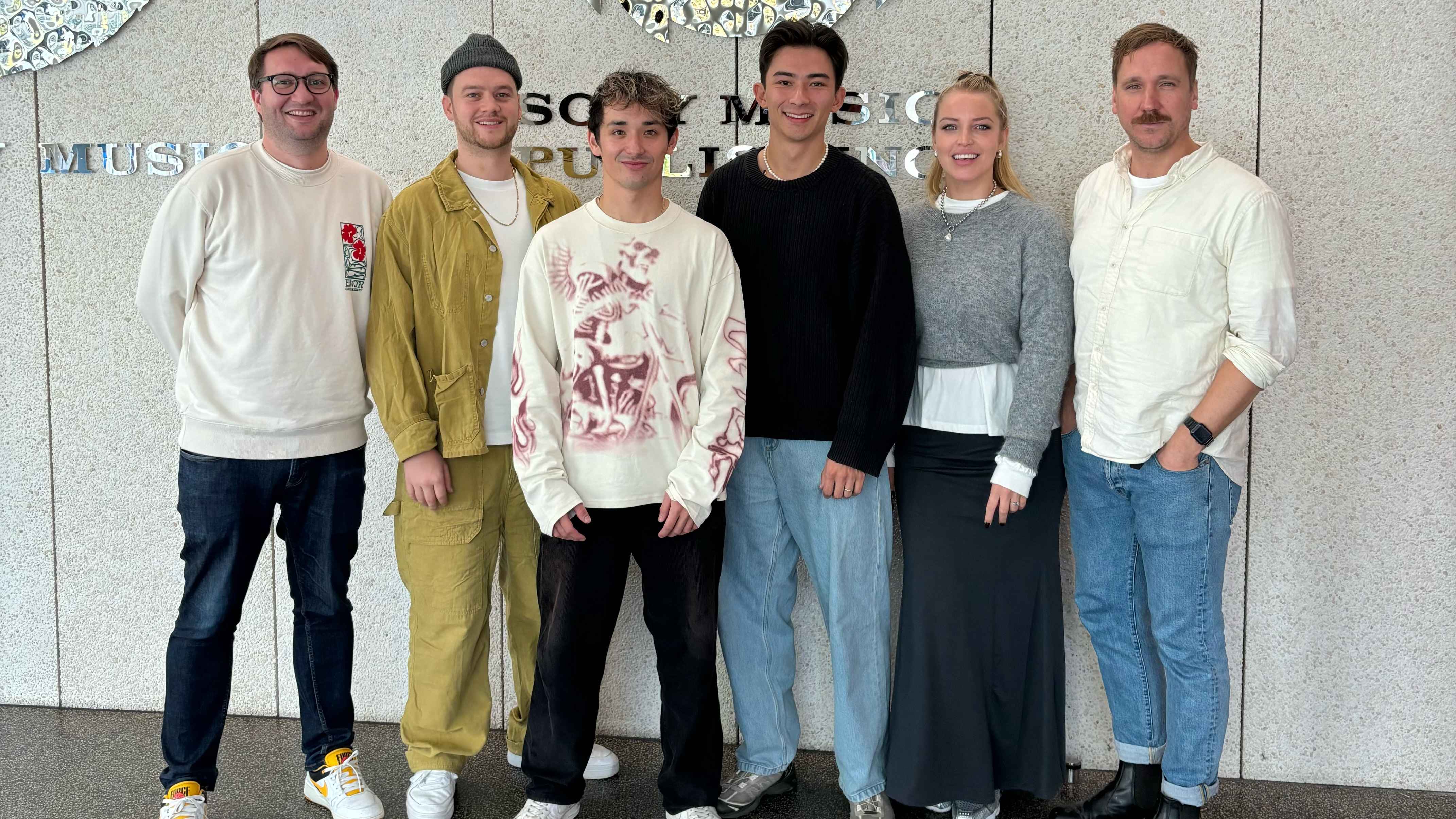 Arbeiten nun zusammen (von links): Carlo Wittek (Director A&R Sony Music Publishing), Tobias Philippsen (Managing Partner Decent Behaviour), Julius Tan, Michael C. Fischer, Finja Nierth (S...