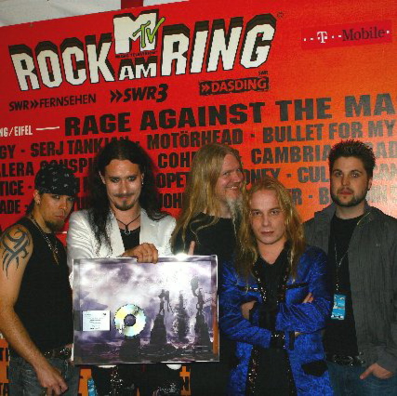 Präsentieren Platin-Award: Nightwish mit Florian Fink (r.)