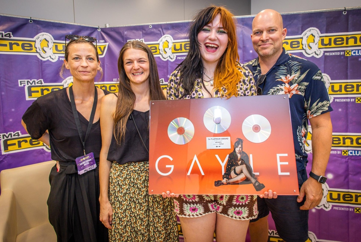 Bei der Award-Übergabe (von links): Anna Mendt (Senior Marketing Manager Warner Music Austria), Martina Büttner (Marketing Manager Warner Music Austria), Gayle, Franz Pleterski (General Ma...
