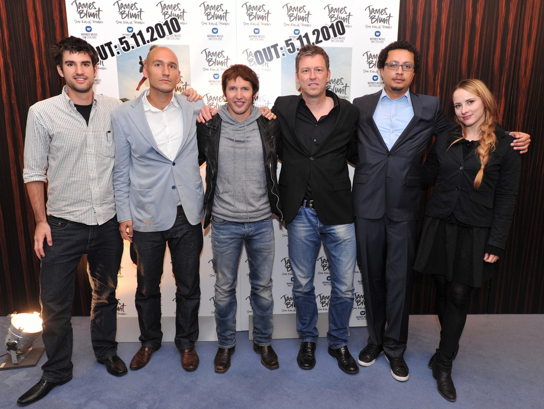 Trafen sich in Zürich: James Blunt (3.v.l.) und Warner Music Switzerland