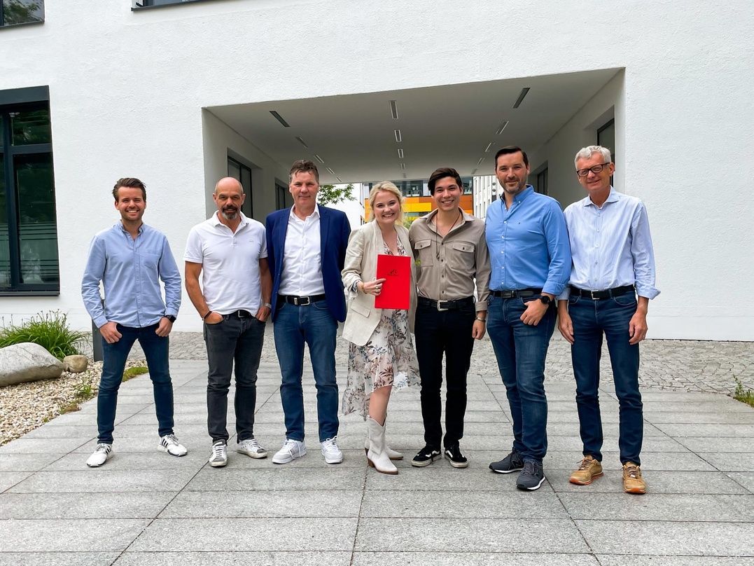 Machten die Zusammenarbeit perfekt (von links): Leonard Prasuhn, Ralf Schedler, Pedro van den Elzen, Laura van den Elzen und Mark Hoffmann alias Laura & Mark, Alex Schedler und Jörg Hellwig