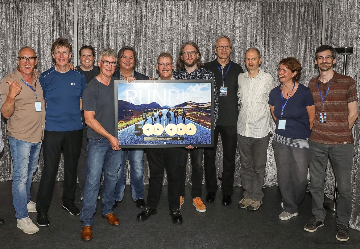 Trafen sich nach der Kölner Show (von links). Michael Golla (Deutscher Manager Runrig), Rory MacDonald (Runrig), Susanne Schrader (Product Manager RCA Deutschland), Calum MacDonald, Bruce ...