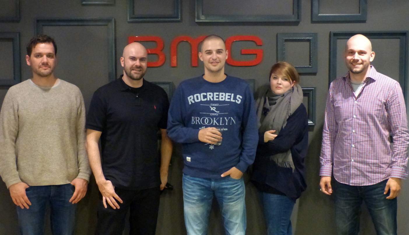 Bei der Vertragsunterzeichnung (von links): Lüder Castringius (Vice President Business and Legal Affairs BMG), Philipp Senkpiel (Geschäftsführer Starting Lineup), Crada, Sina Wahnschaffe (...