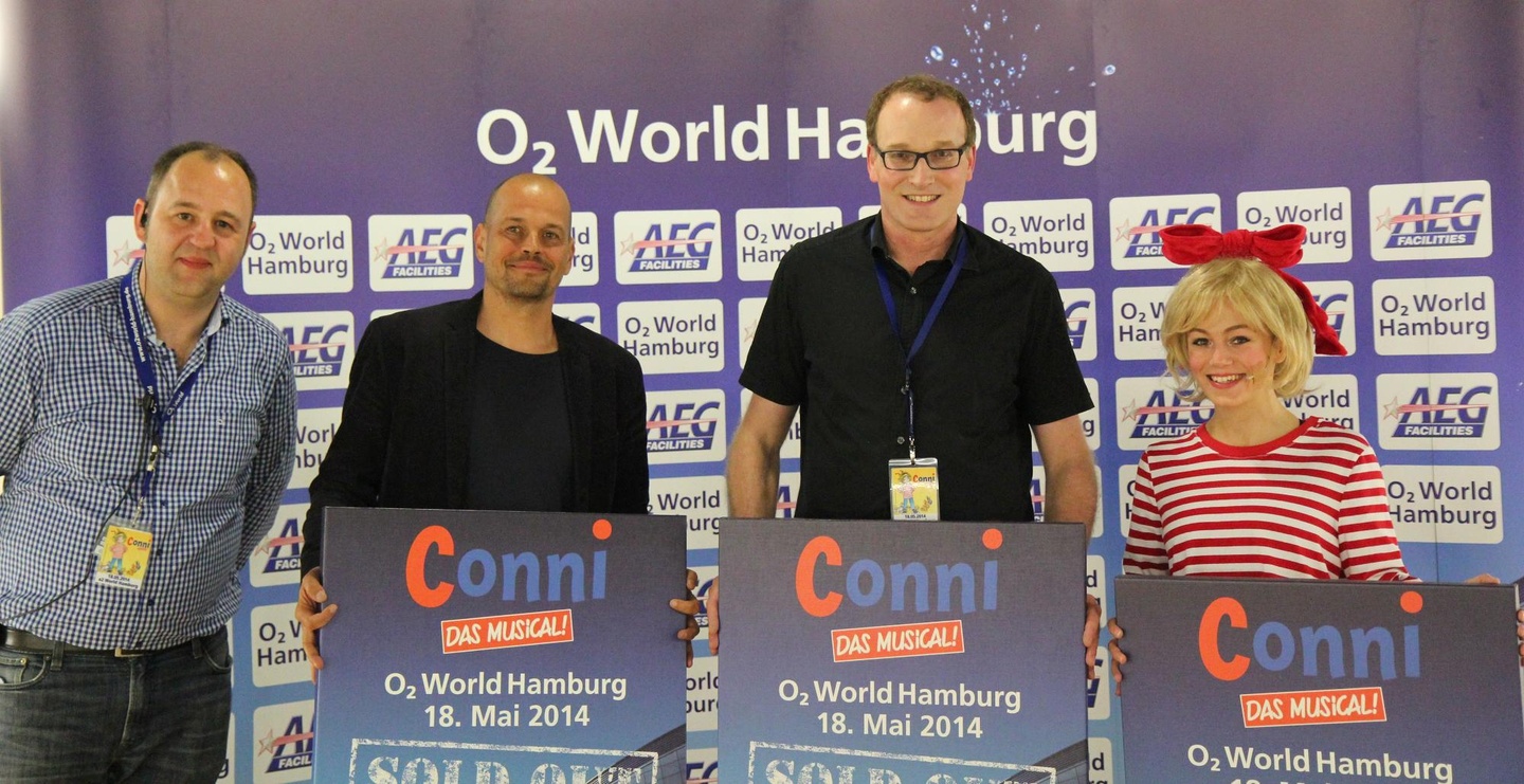 Trafen sich nach der Premiere (von links): Kai Müller (Senior Event Manager/Program Coordinator o2 World Hamburg), Jan Kienappel (Geschäftsführer AEG Event), Marcell Gödde (Inh. Cocomico T...