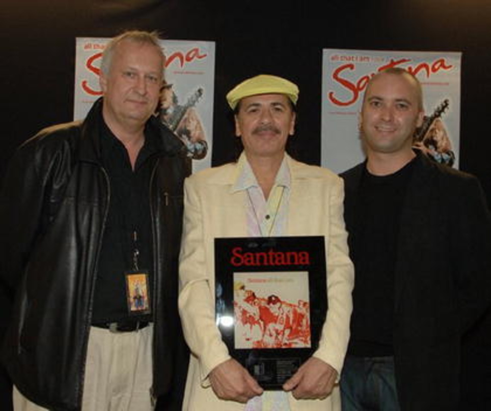 Feiern den Erfolg: Santana (Mitte) und sein Sony-BMG-Team