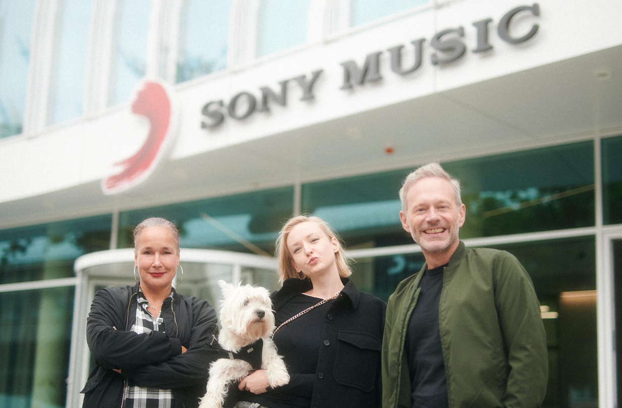 Kümmern sich ums House of Clio (von links): Alexandra Kraus (Senior Produktmanagerin mesh music), Leslie Clio mit Hund Harper sowie Thorsten Sack (Senior Director Artist & Label Services b...