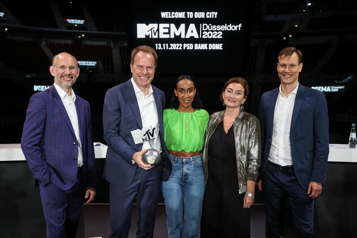 Bei der Präsentation (von links): Michael Brill (D.Live), Oberbürgermeister Stephan Keller, Moderatorin Hadnet Tesfai, Dezernentin Miriam Koch und Til Weidenmüller (MTV)