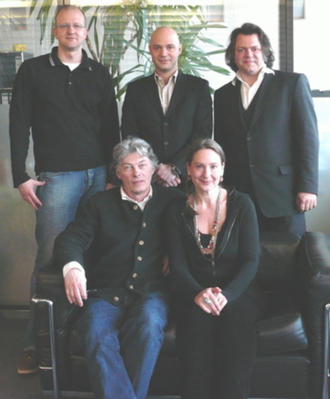 Unterschrieben (hinten, v. l.): Axel Erler (Creative Director / A&R Sony / ATV), Patrick Strauch und Anwalt Pascal Amann sowie (vorn) Schönherz und Fleer