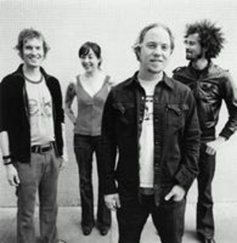 Laden Gäste ein zum Benefiz-Gig für Drummer Pat Spurgeon (r.): Rogue Wave