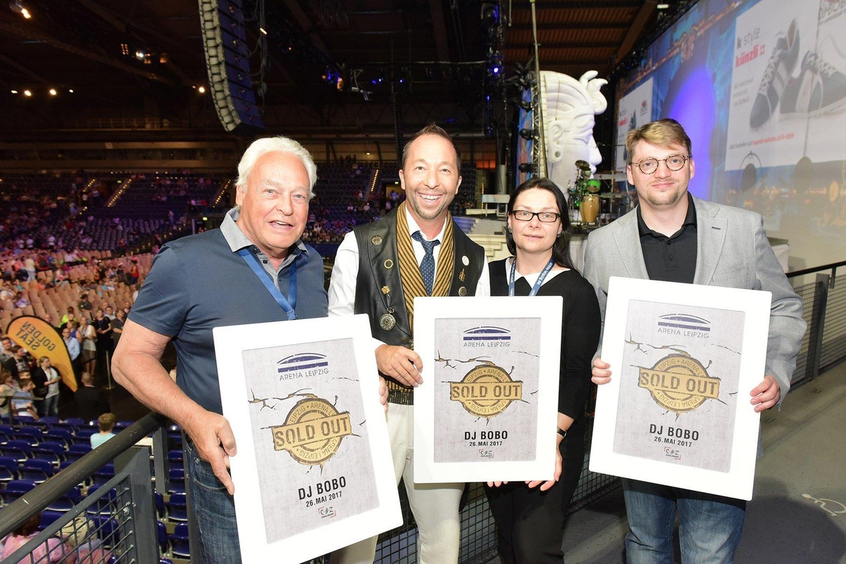 Feiertern das ausverkaufte Tourfinale in Leipzig (von links): Winfried Lonzen (Geschäftsführer ZSL Betreibergesellschaft), DJ BoBo, Iris Rackwitz (Marketing- und Eventmanagerin ZSL Betreib...