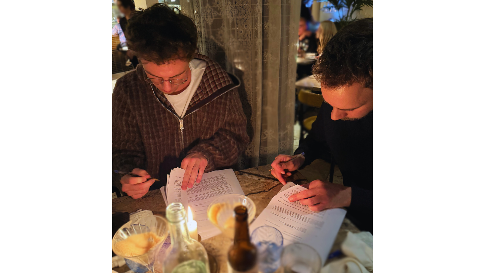Bei der Unterschrift im Restaurant: Tim Kamrad (links) und Florian Schrödter (Geschäftsführer Schrödter, Wünsch & Kollegen).