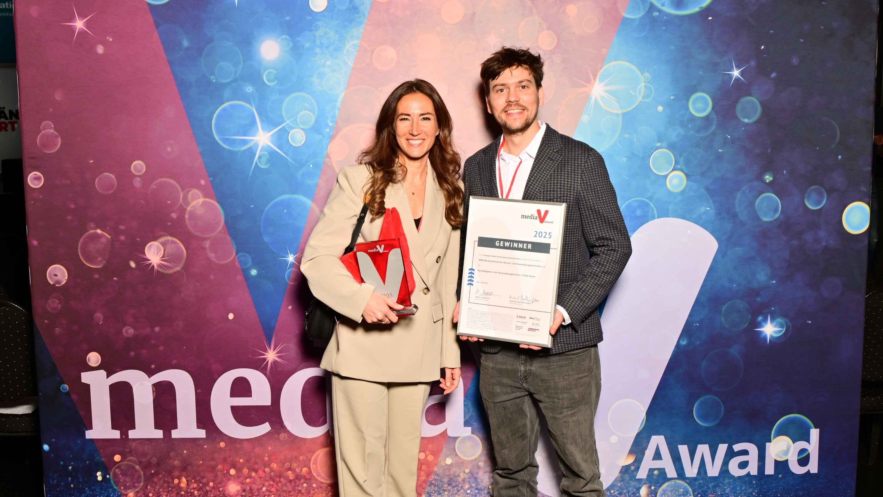 Bei der Preisverleihung: Verena Krämer (Vorstand BDKV, kulturkraemer) und Felix Poulheim (Referent Kommunikation und Medienarbeit BDKV).